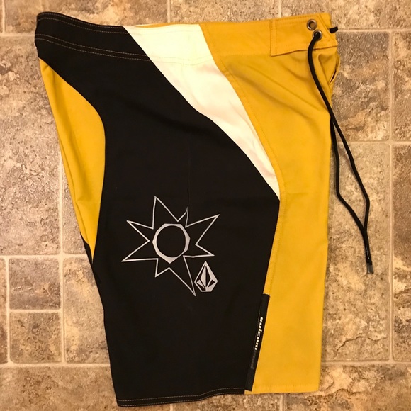 Volcom swim shorts - Picture 2 of 4
